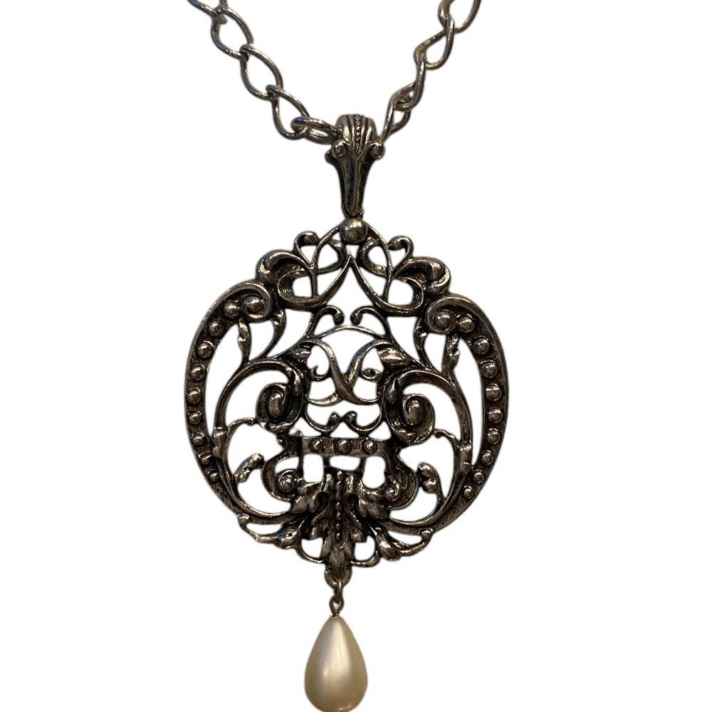 Vintage Medallion Pendant Chain Necklace 20 inch